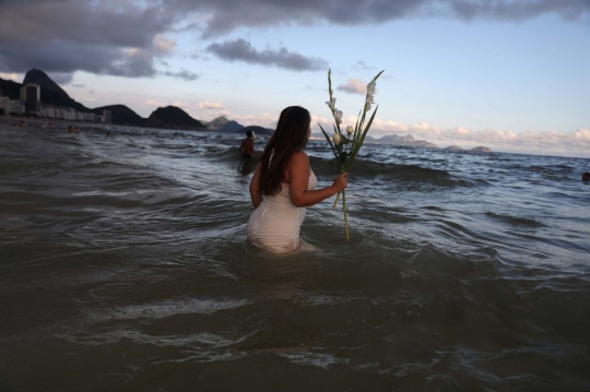 Mengenal Ritual Melempar Bunga Putih di Lautan Brazil