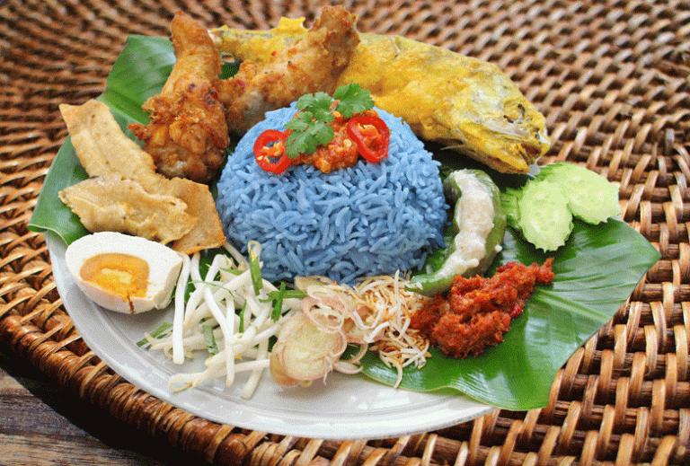 Nasi Kerabu, Sajian Tradisional yang Menggugah Selera