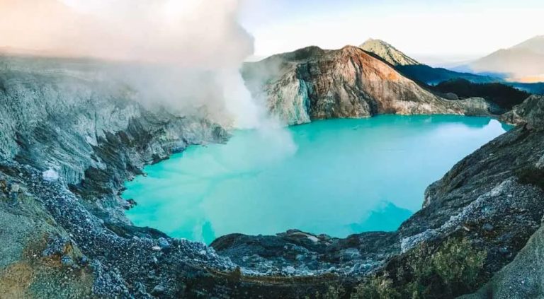 Kawah Ijen, Danau Asam dengan Api Biru Terunik di Dunia