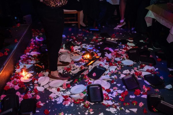 Melempar Piring Pecah, Tradisi Unik dan Maknanya