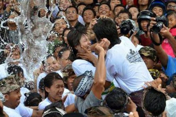 Omed-Omedan, Tradisi Ciuman Massal yang Unik di Bali