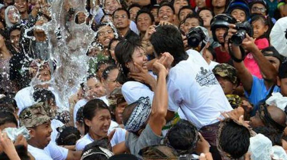 Omed-Omedan, Tradisi Ciuman Massal yang Unik di Bali