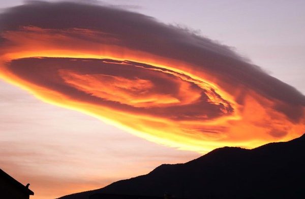 Fenomena Awan Lentikular, UFO di Langit Pegunungan